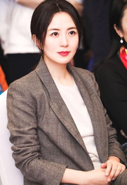 明星网红主持是谁呀女生,当红明星网红女主播的主持风采