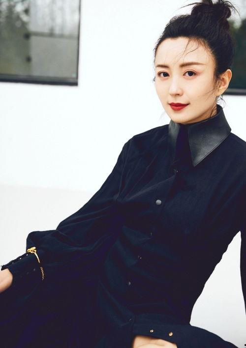明星网红主持是谁呀女生,当红明星网红女主播的主持风采
