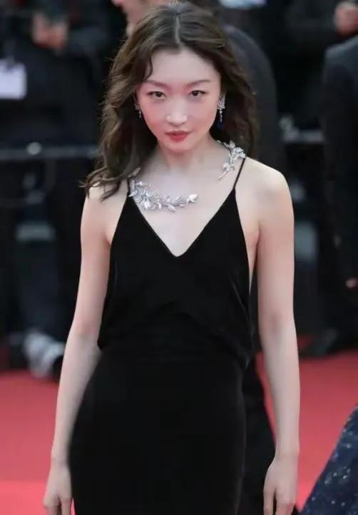 明星网红视频近期走秀,明星网红齐聚T台，演绎时尚潮流盛宴