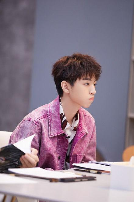 今日吃瓜王俊凯,娱乐圈风云再起，吃瓜群众热议不断