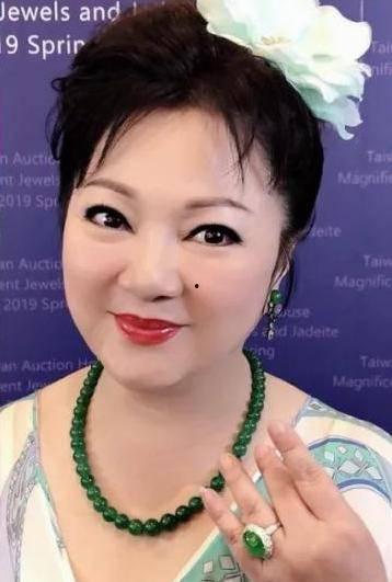 明星网红翡翠是真的吗,揭秘明星网红翡翠真伪之谜