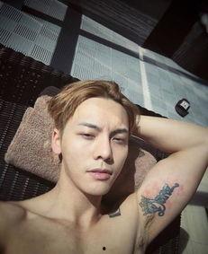 明星网红羽毛纹身图案女